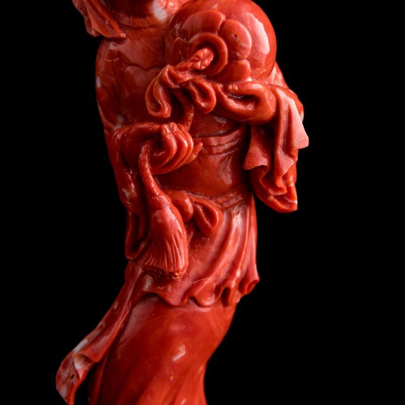十九世紀 珊瑚雕麻姑獻壽（附座） | A Chinese carved coral figure of Magu carrying a longevity peach, 19th century - 图8