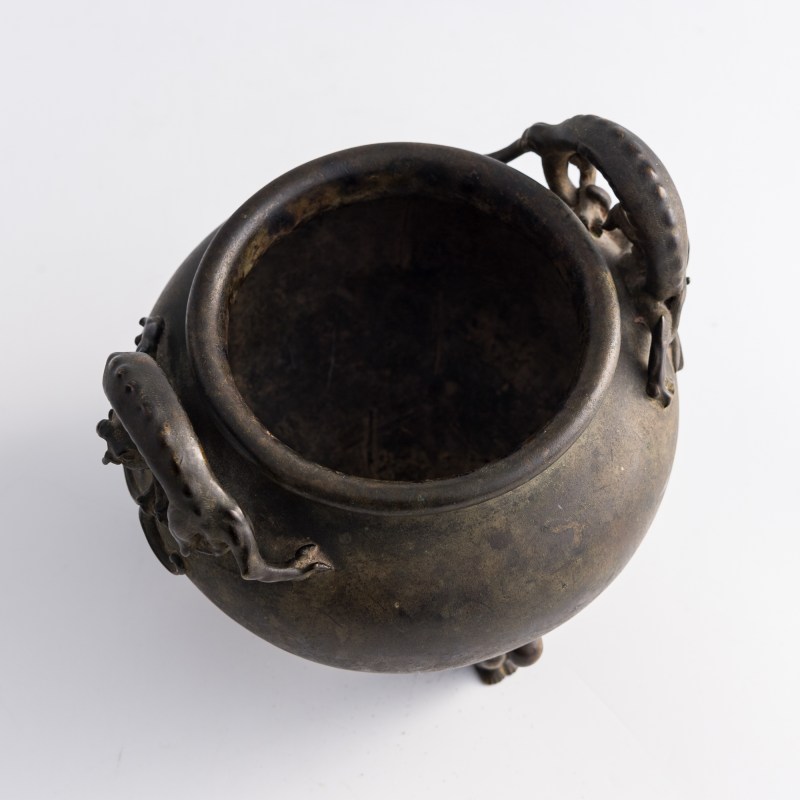 十九世紀早 銅三足螭龍耳爐 | A Chinese bronze tripod censer with 'chilong' handles, early 19th century - 图6