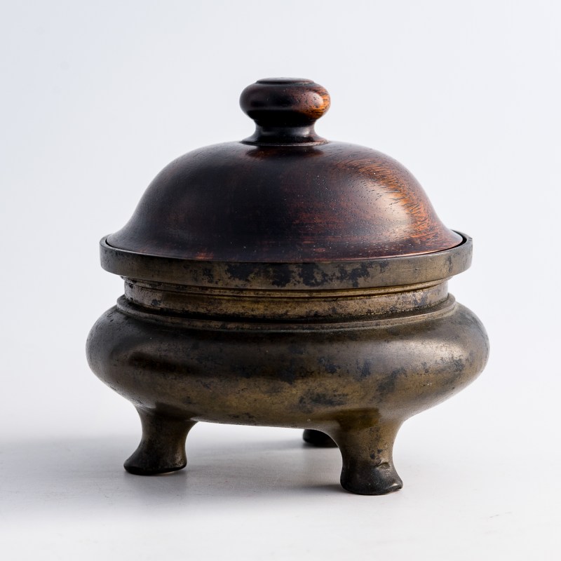 十八世紀 銅鬲式爐（附硬木蓋） | A Chinese bronze li-form censer, 18th century - 图3