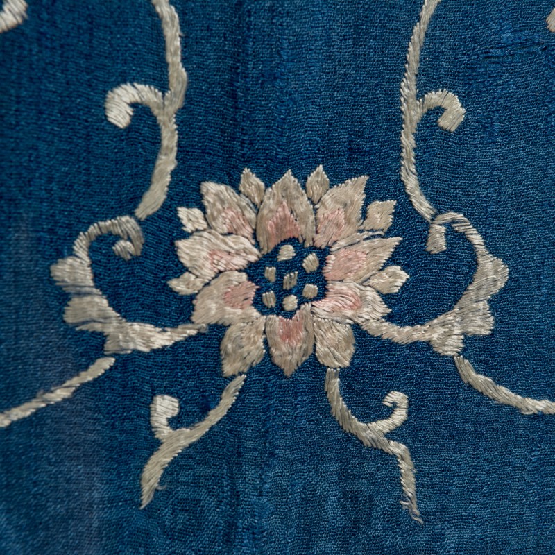 十九世紀 藏青緞地刺綉團花纏枝牡丹鏡框 | A Chinese framed dark blue satin embroidered floral roundel, 19th century - 图4