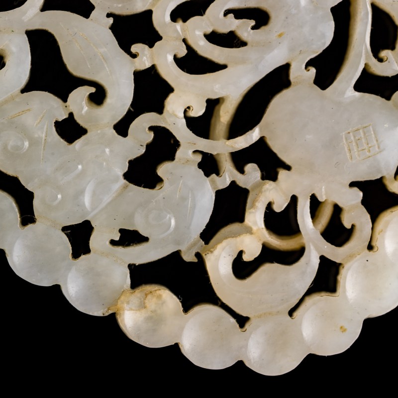 十八/十九世紀 白玉鏤雕瓦頭及福壽紋佩 | A Chinese white jade plaque and a 'fu shou' pendant, 18th/19th century - 图6