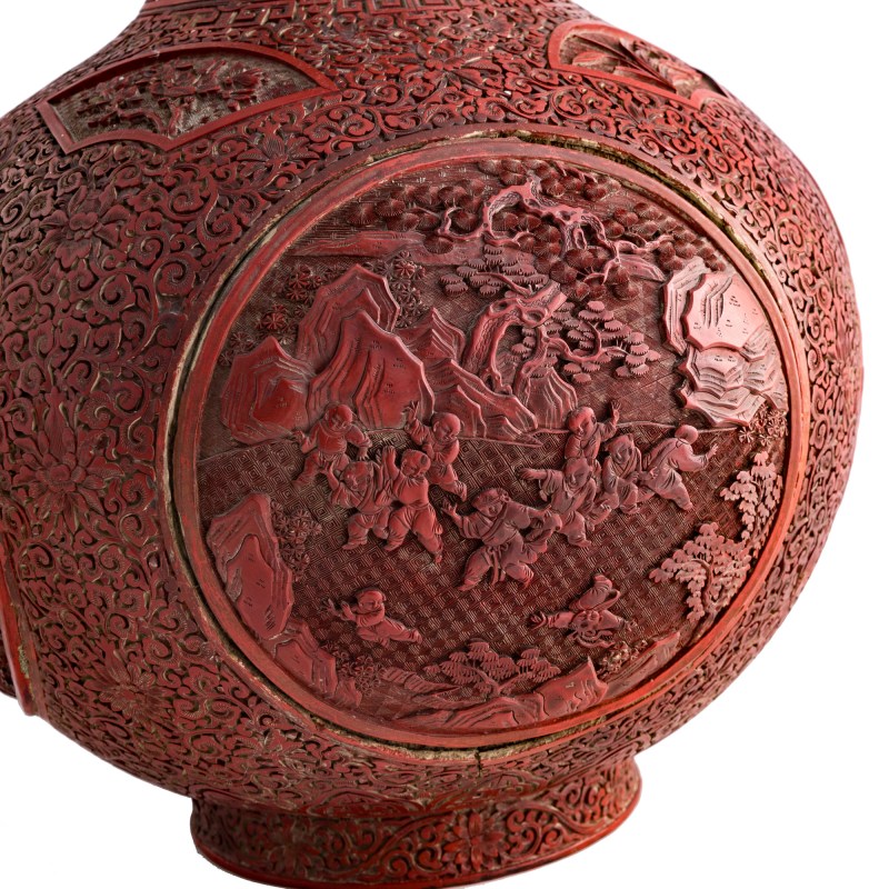十九世紀早 剔紅嬰戲圖天球瓶 | A Chinese cinnabar 'children playing' tianqiu vase, early 19th century - 图10