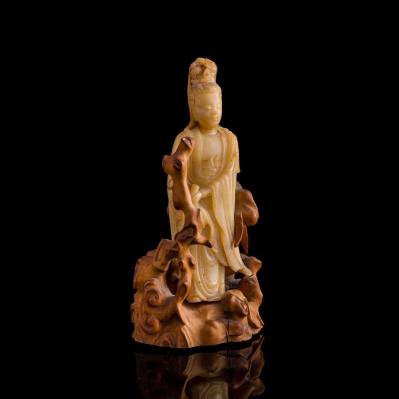 十八世紀 壽山白芙蓉觀音（附原配黃楊木座） | A Chinese Shoushan white furong stone Guanyin, 18th century