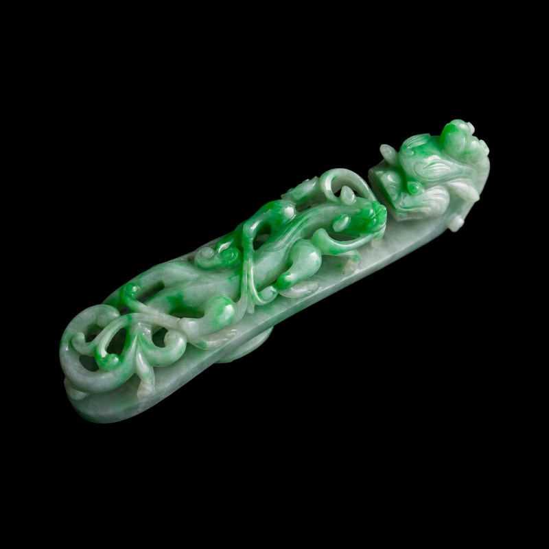 清代 翡翠龍勾 | A Chinese jadeite dragon belt hook, Qing dynasty - 图1