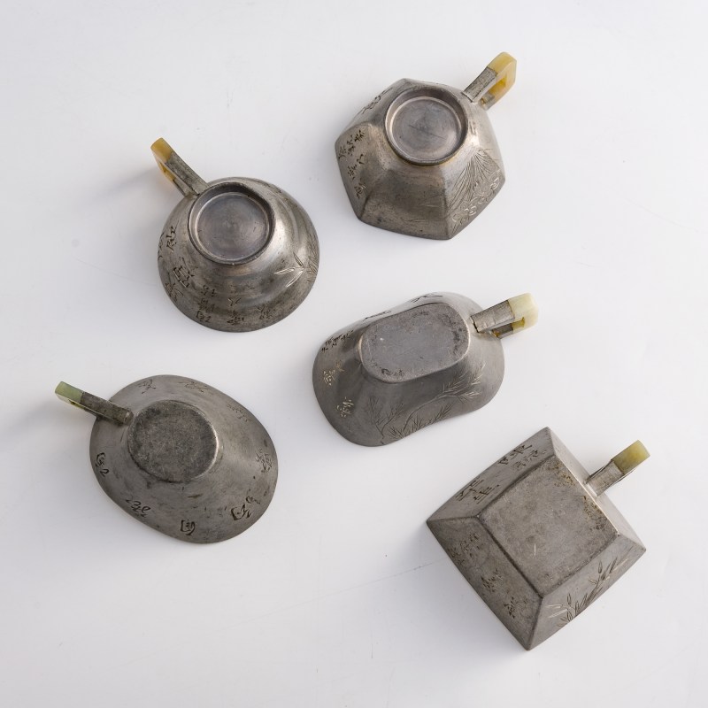 清代/民國 紫砂包錫杯八個 | A collection of Chinese pewter-mounted Yixing cups and trays, Qing/Republic period - 图13