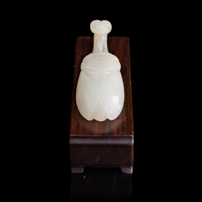 清乾隆 白玉蟬形龍勾（附木座） | A Chinese white jade cicada-form belt hook, Qianlong period, Qing dynasty - 图6