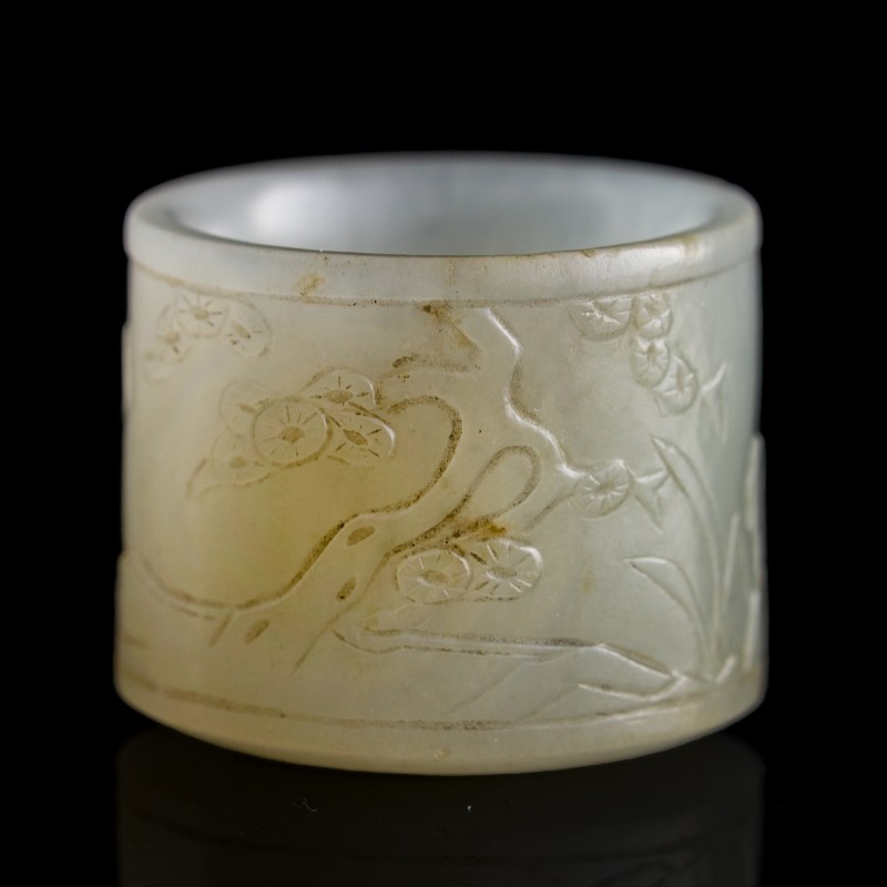 十九世紀 白玉雕人物扳指 | A Chinese white jade 'figural' archer's ring, 19th century - 图3