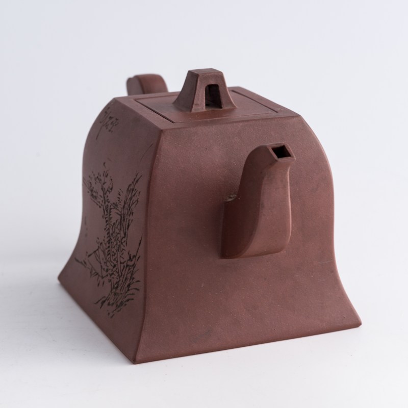 民國 雲石刻、安吉款紫砂鐘形方壺 | A Chinese Yixing zisha bell-form teapot, carved by Yunshi, Republic period - 图5