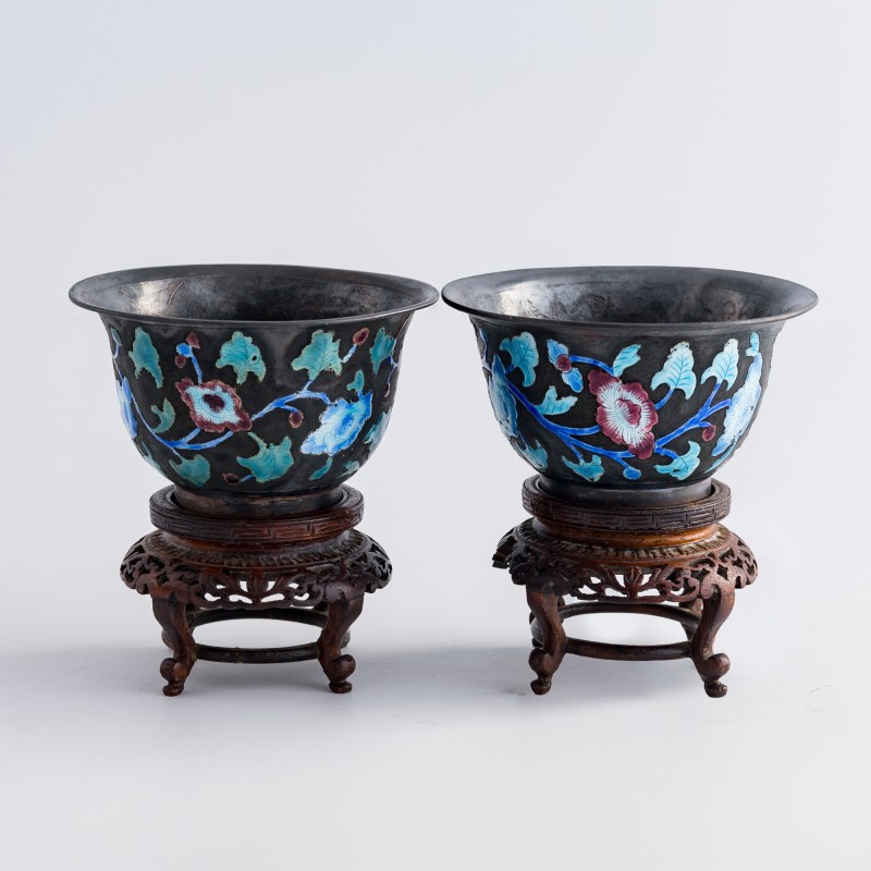 十九世紀 銀燒藍纏枝花卉杯一對（附硬木座） | Two Chinese silver enamel floral cups, 19th century - 图13