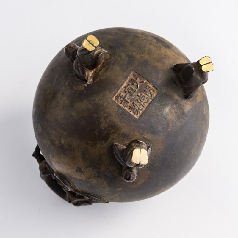 十九世紀早 銅三足螭龍耳爐 | A Chinese bronze tripod censer with 'chilong' handles, early 19th century - 图7