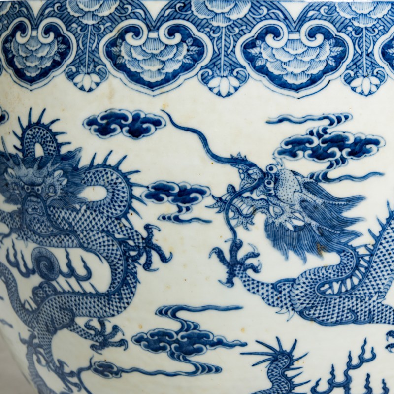 十九世紀 青花雲龍紋缸一對 | A pair of Chinese blue and white 'cloud and dragon' jardinieres, 19th century - 图11