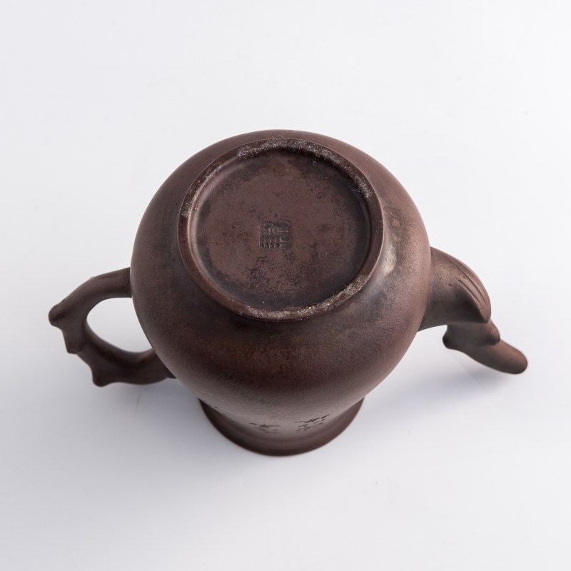 清代/民國 雲石刻、蓮生及彭年款紫砂刻花卉詩文壺 | A Chinese Yixing zisha 'floral' and 'inscription' teapot, Qing dynasty/Republic period - 图8