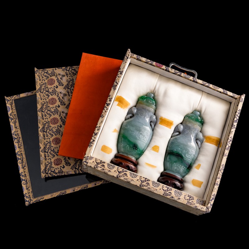 清代 翡翠環耳蓋瓶一對（附原配老錦盒及硬木座） | A pair of Chinese jadeite covered vases, Qing dynasty - 图10