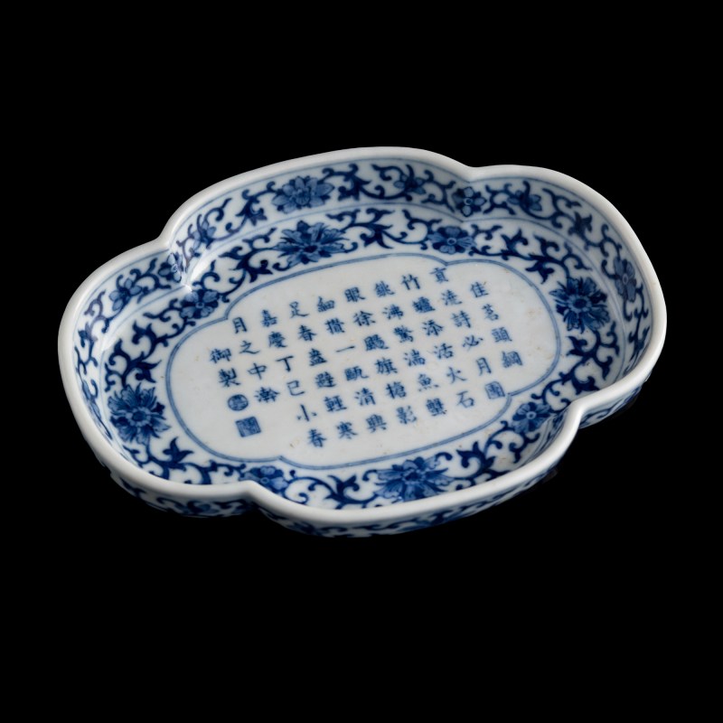 清嘉慶 青花禦題詩文海棠茶托（附錦盒） | A Chinese blue and white quatrefoil-rim saucer with imperial poem, Jiaqing period, Qing dynasty - 图3