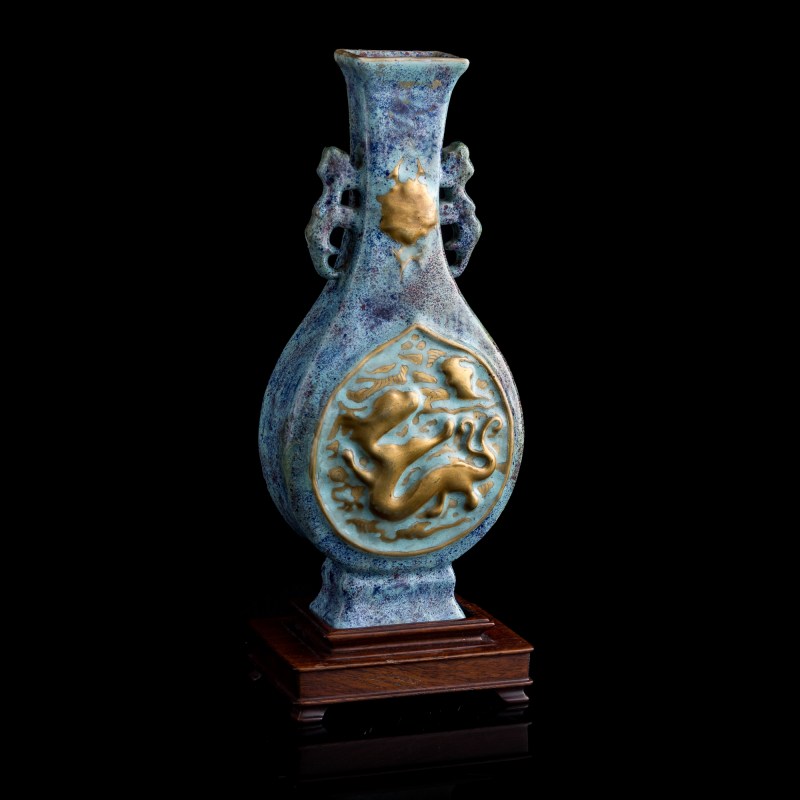 十九世紀早 古銅彩螭龍紋瓶（附木座） | A Chinese archaistic bronze-glazed 'chilong' vase, early 19th century - 图1