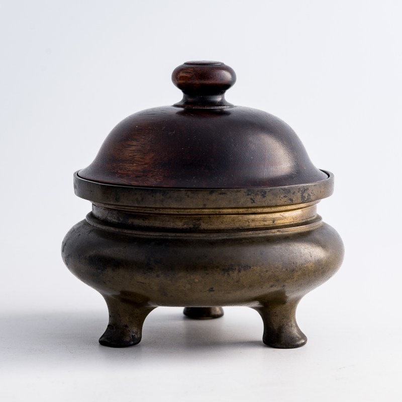 十八世紀 銅鬲式爐（附硬木蓋） | A Chinese bronze li-form censer, 18th century - 图4