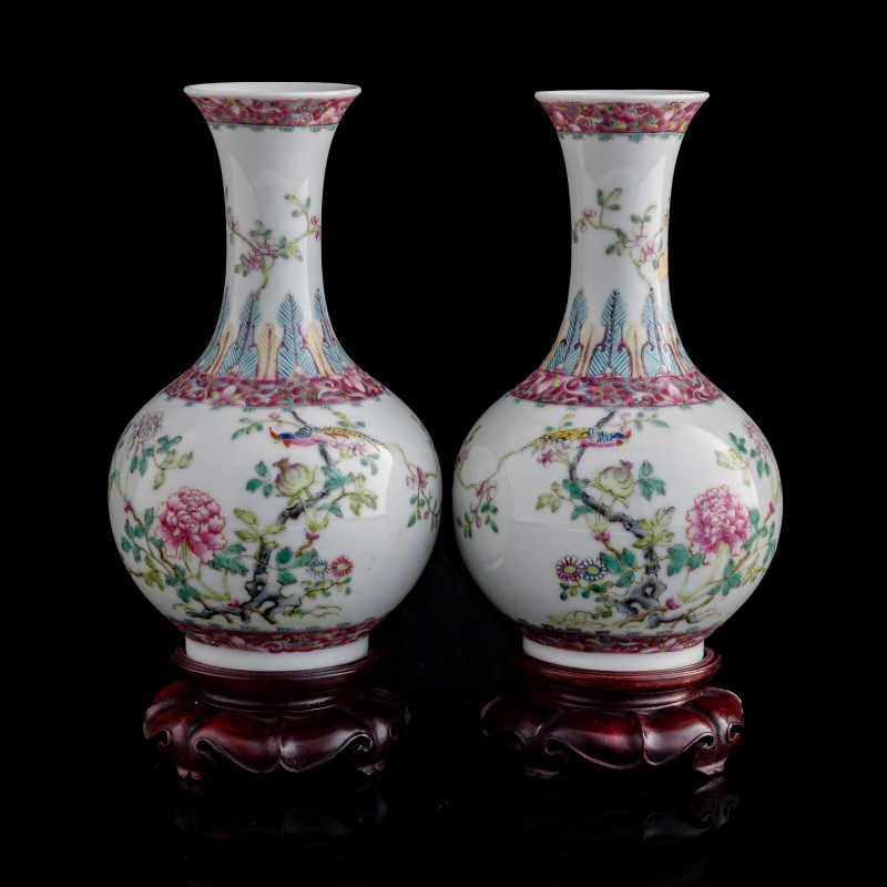 民國 粉彩花鳥賞瓶一對（附硬木座） | A pair of Chinese famille rose 'birds and flowers' shangping vases, Republic period - 图1