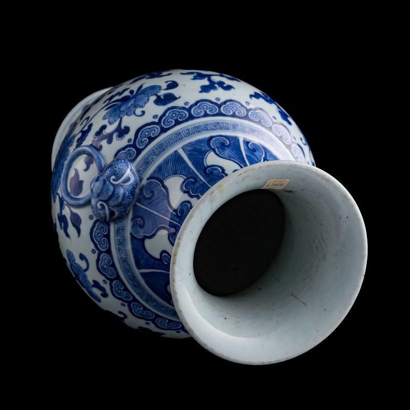 十九世紀早 青花纏枝蓮鋪首尊 | A Chinese blue and white 'lotus scroll' zun vase, early 19th century - 图6