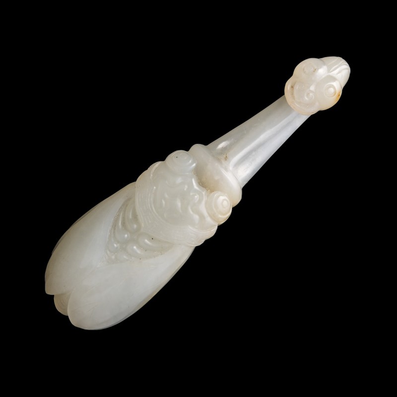 清乾隆 白玉蟬形龍勾（附木座） | A Chinese white jade cicada-form belt hook, Qianlong period, Qing dynasty - 图8