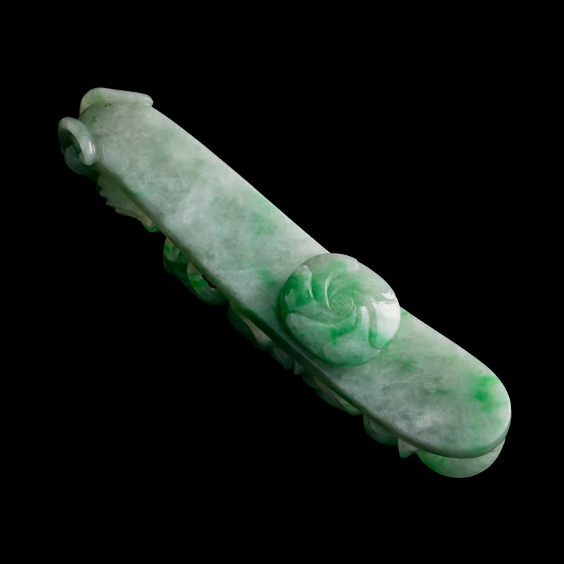 清代 翡翠龍勾 | A Chinese jadeite dragon belt hook, Qing dynasty - 图2