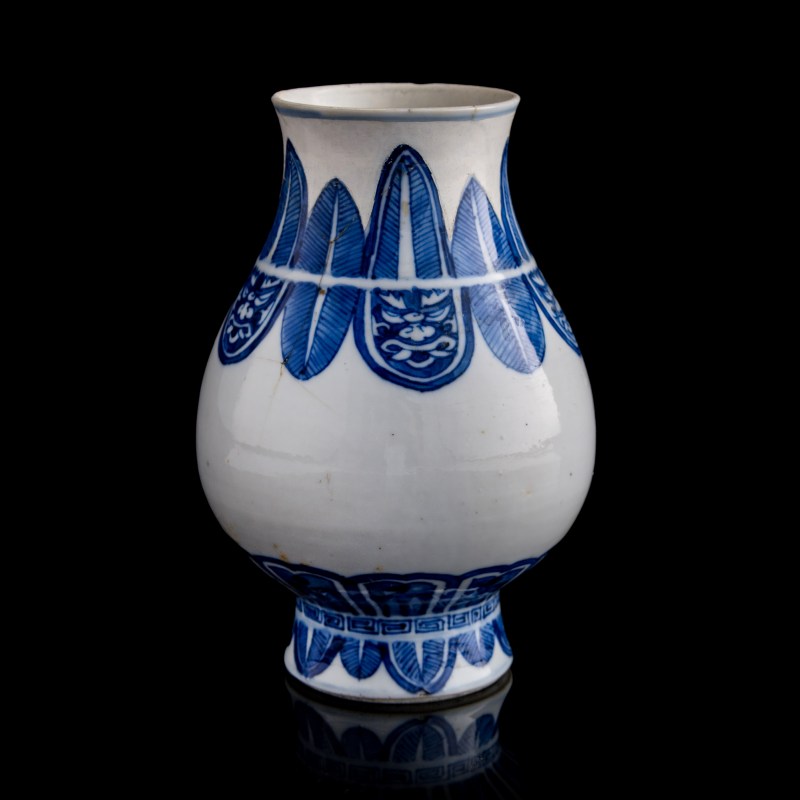 清康熙 青花琵琶尊 | A Chinese blue and white pipa-form zun vase, Kangxi period, Qing dynasty