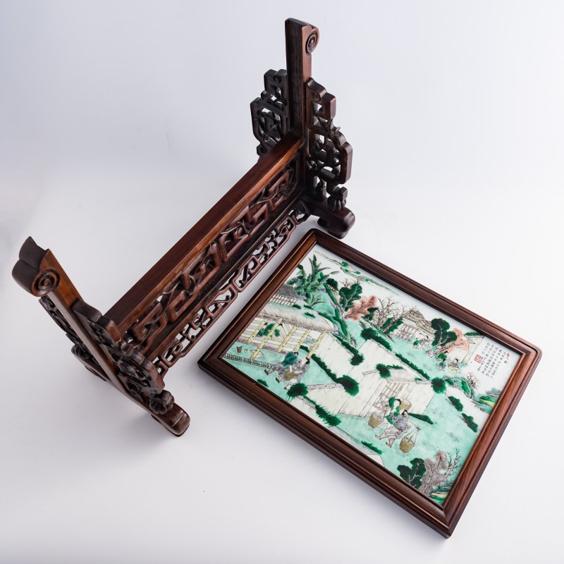 清代 五彩耕織圖瓷板插屏 | A Chinese wucai 'Farming and Weaving' porcelain plaque table screen, Qing dynasty - 图9