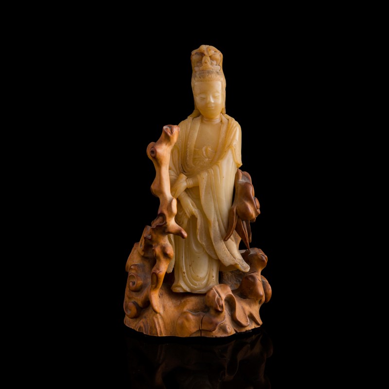 十八世紀 壽山白芙蓉觀音（附原配黃楊木座） | A Chinese Shoushan white furong stone Guanyin, 18th century - 图2