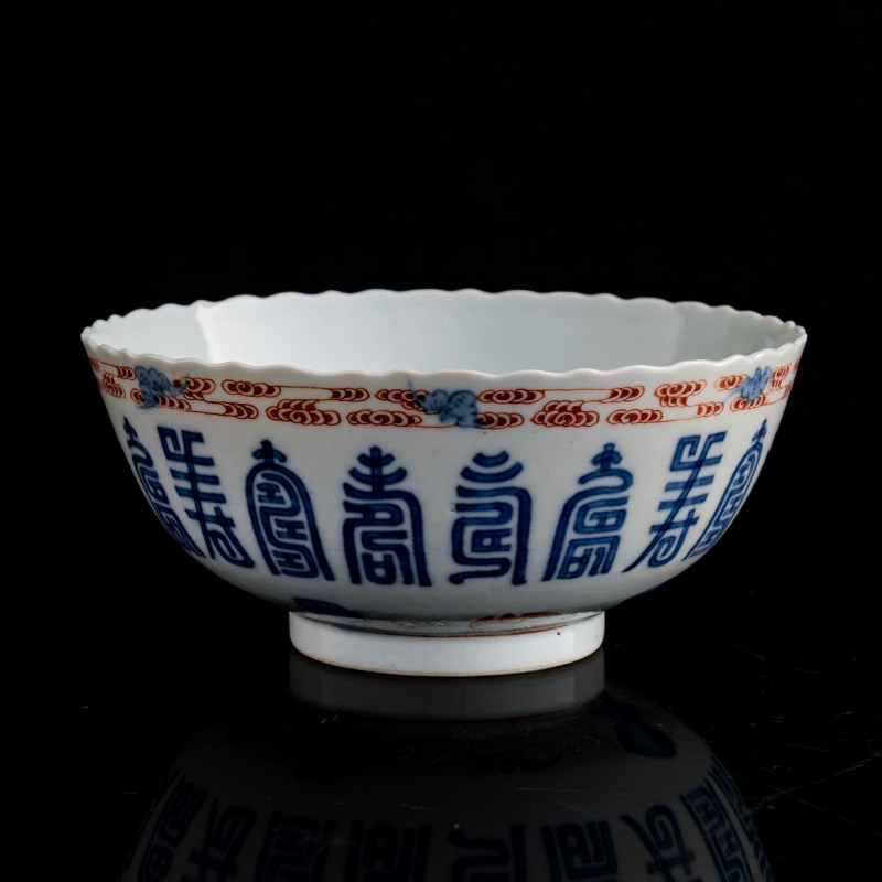 十九世紀早 青花加彩福山壽海碗 | A Chinese blue and polychrome-enameled 'fu shou' bowl, early 19th century - 图3