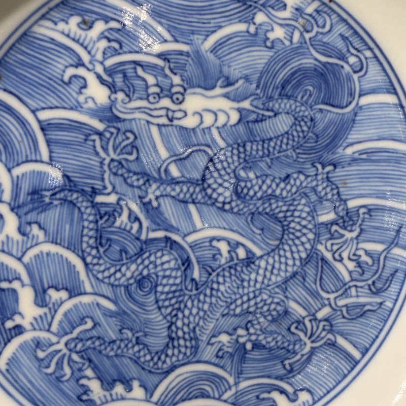 清乾隆 青花九龙闹海图盘 - 图9