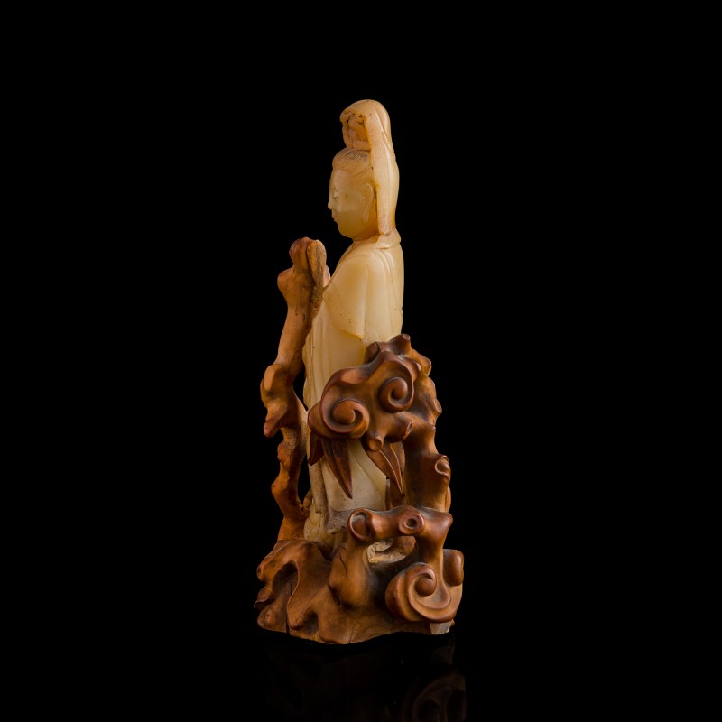 十八世紀 壽山白芙蓉觀音（附原配黃楊木座） | A Chinese Shoushan white furong stone Guanyin, 18th century - 图3