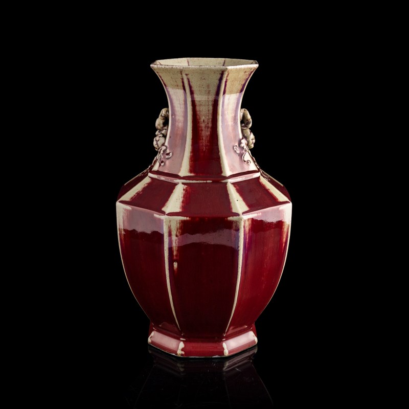 十九世紀 紅釉八方瓶 | A Chinese red-glazed octagonal vase, 19th century - 图1