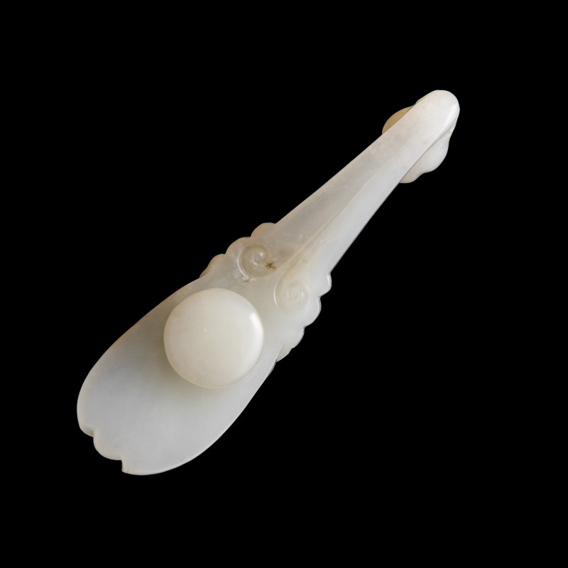 清乾隆 白玉蟬形龍勾（附木座） | A Chinese white jade cicada-form belt hook, Qianlong period, Qing dynasty - 图9