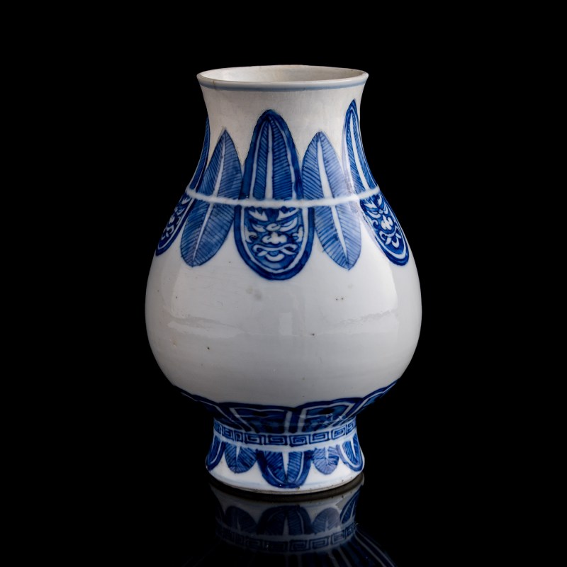 清康熙 青花琵琶尊 | A Chinese blue and white pipa-form zun vase, Kangxi period, Qing dynasty - 图2