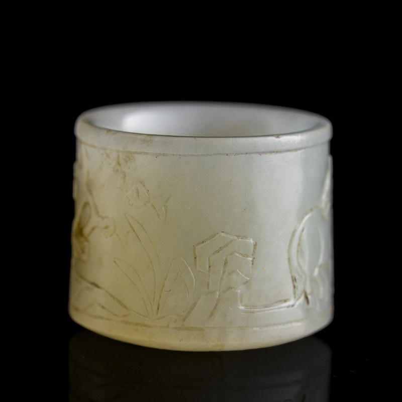 十九世紀 白玉雕人物扳指 | A Chinese white jade 'figural' archer's ring, 19th century - 图4