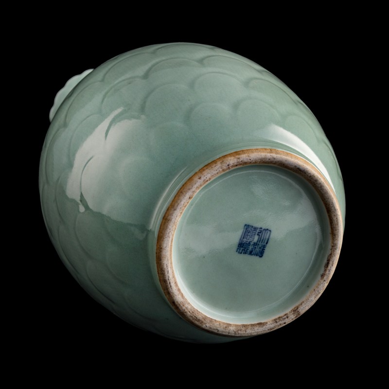 清乾隆 青釉蓮瓣大瓶（附硬木座） | A Chinese celadon-glazed 'lotus-petal' vase, Qianlong period, Qing dynasty - 图7