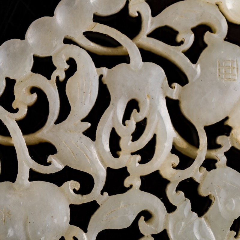 十八/十九世紀 白玉鏤雕瓦頭及福壽紋佩 | A Chinese white jade plaque and a 'fu shou' pendant, 18th/19th century - 图7