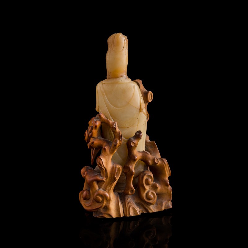 十八世紀 壽山白芙蓉觀音（附原配黃楊木座） | A Chinese Shoushan white furong stone Guanyin, 18th century - 图4