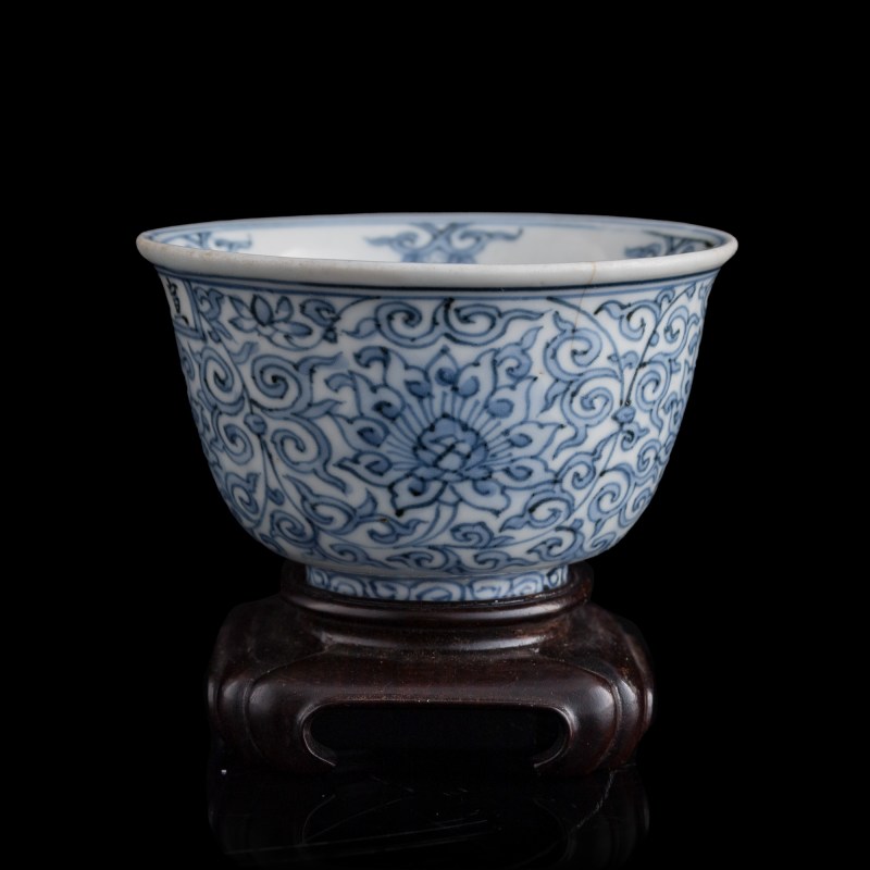明代晚期 青花纏枝蓮杯（附硬木座） | A Chinese blue and white 'lotus scroll' cup, late Ming dynasty