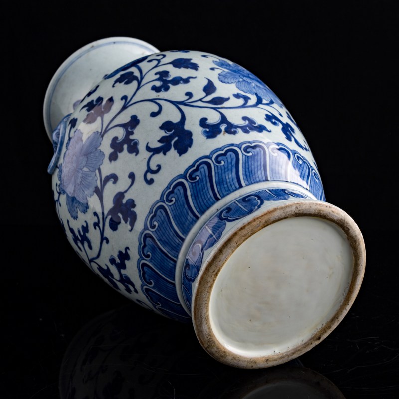 十九世紀早 青花纏枝蓮鋪首尊 | A Chinese blue and white 'lotus scroll' zun vase, early 19th century - 图7
