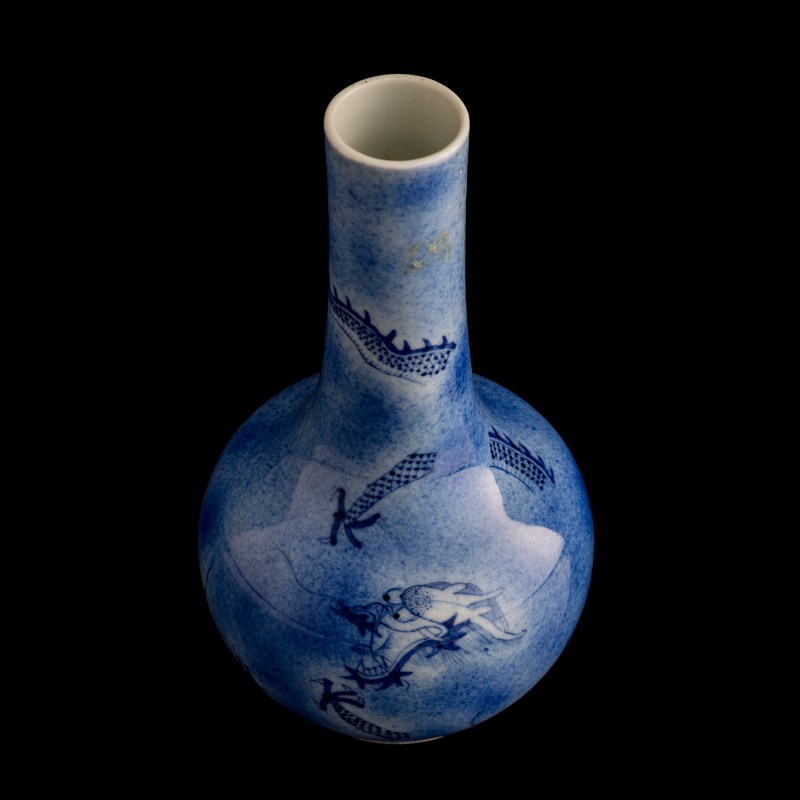 十九世紀 青花雲龍紋瓶 | A Chinese blue and white 'dragon and clouds' vase, 19th century - 图5
