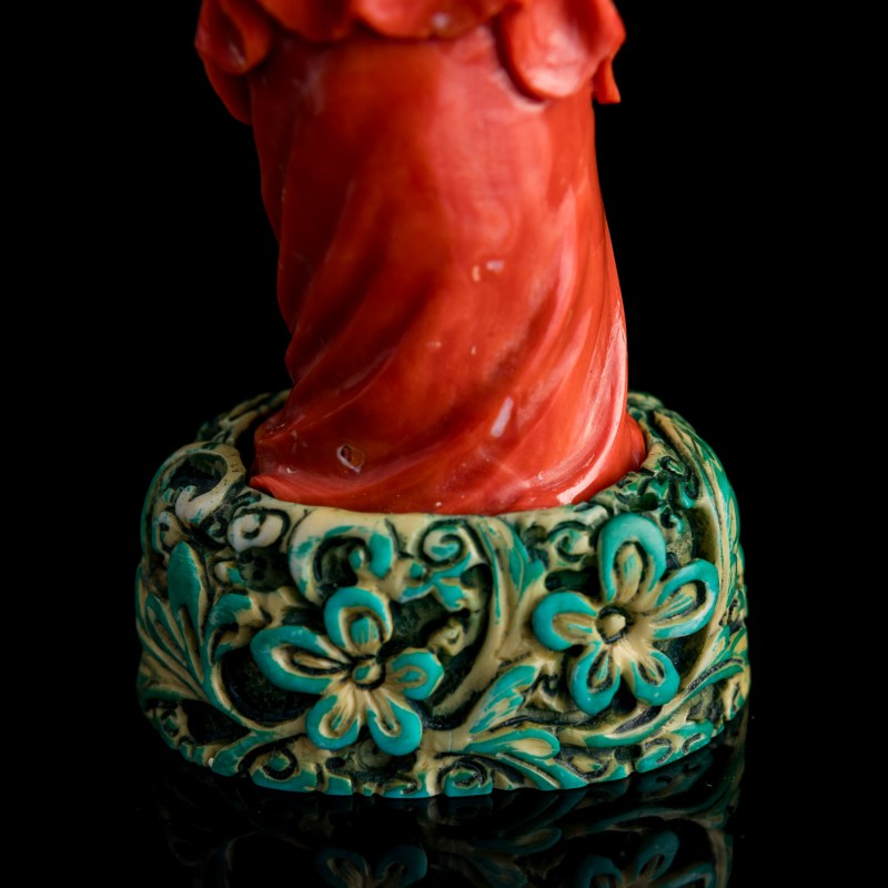 十九世紀 珊瑚雕麻姑獻壽（附座） | A Chinese carved coral figure of Magu carrying a longevity peach, 19th century - 图9
