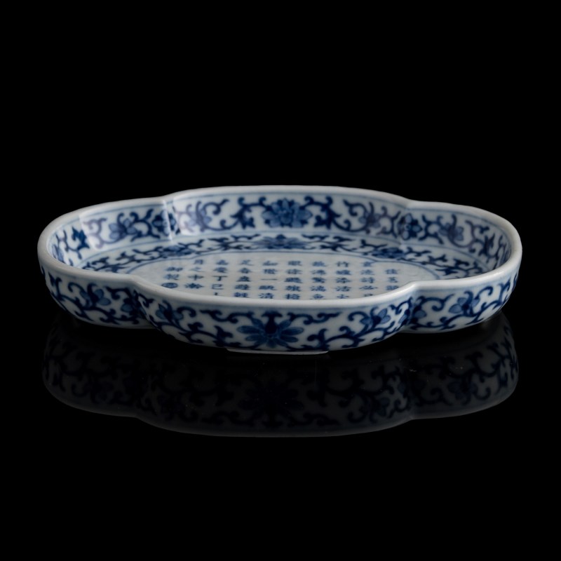 清嘉慶 青花禦題詩文海棠茶托（附錦盒） | A Chinese blue and white quatrefoil-rim saucer with imperial poem, Jiaqing period, Qing dynasty - 图4