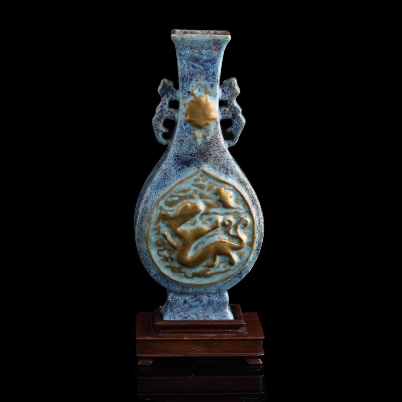 十九世紀早 古銅彩螭龍紋瓶（附木座） | A Chinese archaistic bronze-glazed 'chilong' vase, early 19th century - 图2
