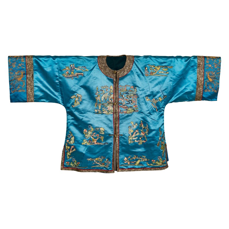 十九世紀晚 湖藍緞地粵綉庭院人物女褂 | A Chinese pale blue satin Canton-embroidered figural woman's jacket, late 19th century