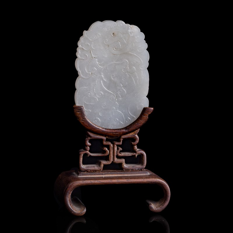 十八世紀 白玉夔龍牌（附硬木座） | A Chinese white jade 'kui dragon' plaque, 18th century - 图4