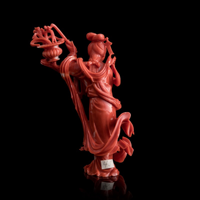 二十世紀早 珊瑚雕仕女像 | A Chinese carved coral figure of a court lady, early 20th century - 图3