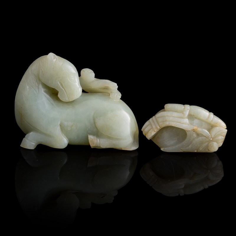 清代 玉雕馬上封候及玉蓮挂墜 | A Chinese jade 'monkey on horseback' carving and lotus pendant, Qing dynasty - 图1