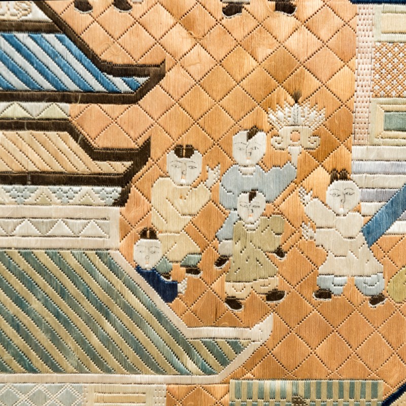 十九世紀 打籽綉百子圖圓形綉片 | A Chinese seed-stitched 'Hundred Boys' roundel, 19th century - 图3