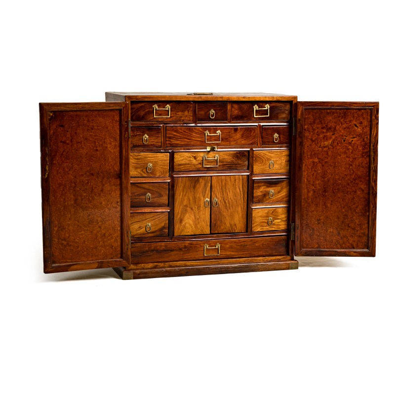 黃花梨癭木面雙門櫃 | A Chinese huanghuali two-door cabinet with burlwood panels - 图3