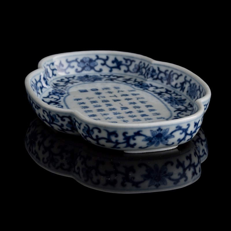 清嘉慶 青花禦題詩文海棠茶托（附錦盒） | A Chinese blue and white quatrefoil-rim saucer with imperial poem, Jiaqing period, Qing dynasty - 图5